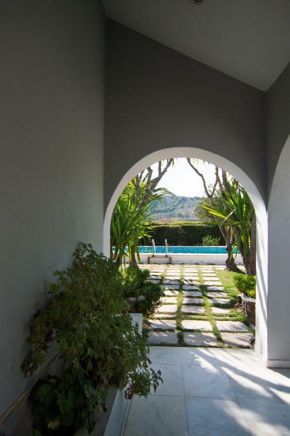 Country Villa Peloponnese With Tennis Court And Pool Zevgolateíon Eksteriør bilde